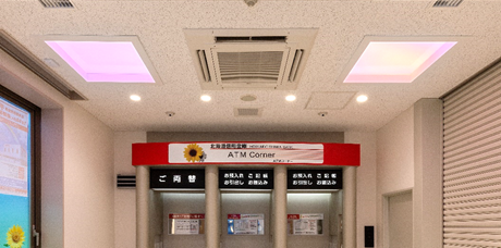 北海道信用金庫 手稲支店様のATMコーナーに設置された「天窓照明」（今後ご採用予定の夕暮れ演出）